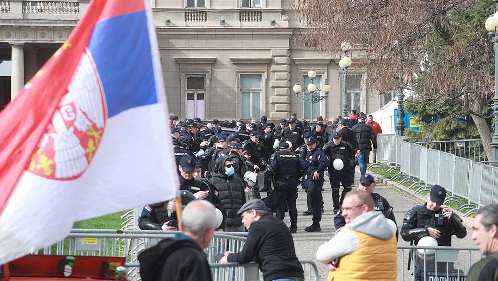 “Protestuesit” serbë nga Shtërpca në Beograd, të financuar me nga 100 euro secili