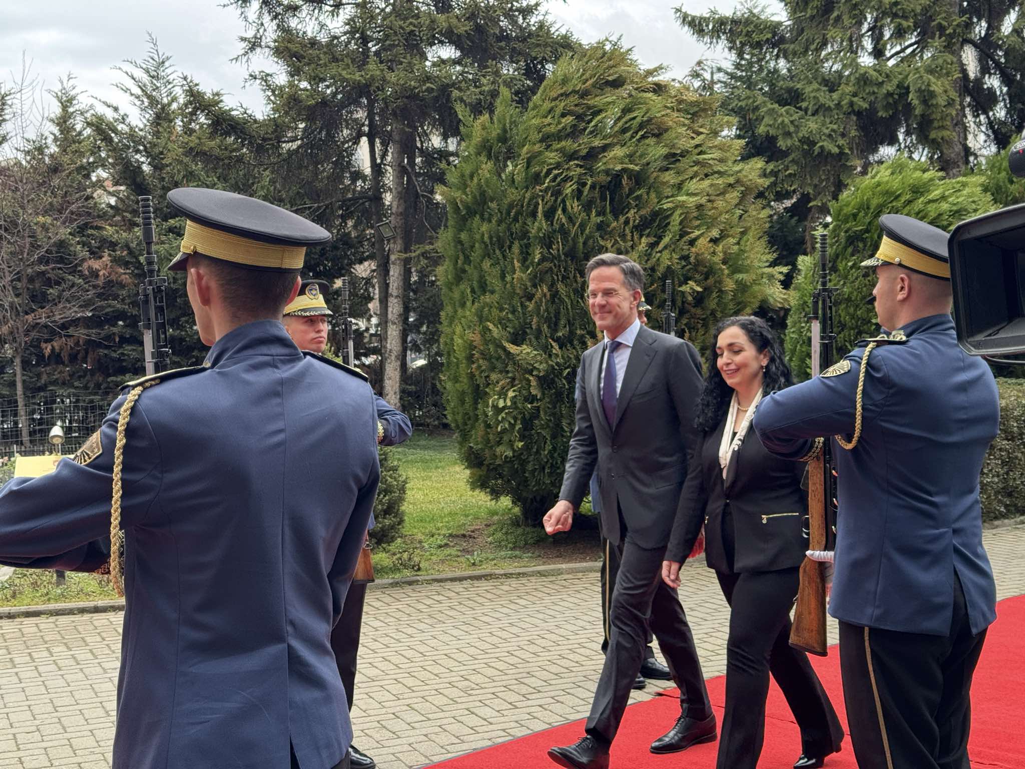 Rutte: E rëndësishme që dialogu Kosovë-Serbi të rifillojë