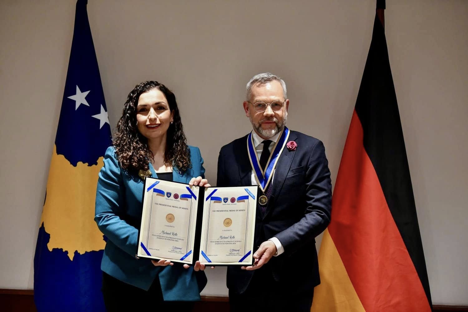 Osmani dekoron Michael Roth me Medaljen Presidenciale të Meritave