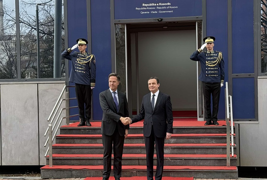 Rutte mbërrin për takim me Kurtin