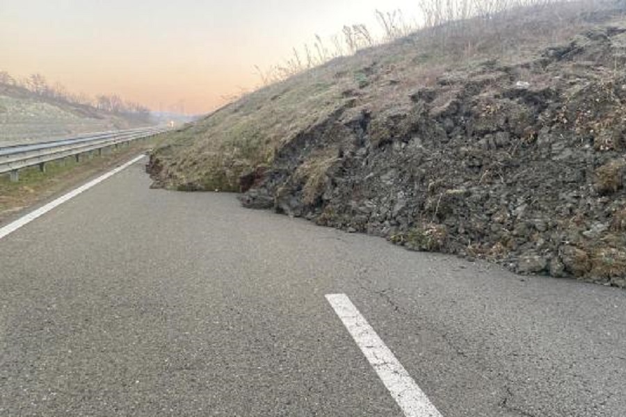 Mbyllet një segment i autostradës “Ibrahim Rugova” për shkak të rrëshqitjes së dheut