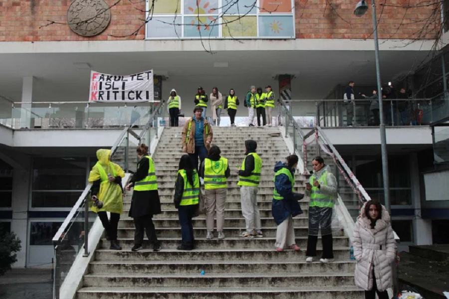 Studentët bllokojnë RTS-në, kaluan natën para televizionit publik