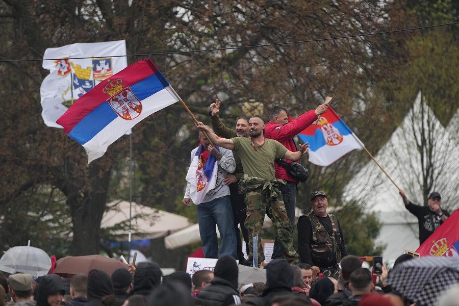 Protesta e madhe në Beograd, hidhet gaz lotsjellës