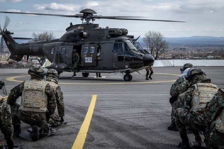 Ushtarët e KFOR-it trajnohen për përdorimin e helikopterit, në veprimtarinë anti-trazira