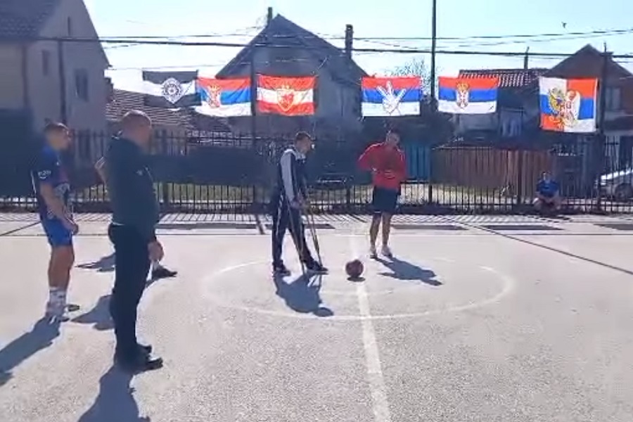 Gjatë një turniri të futbollit shihet flamuri rus në Kllokot