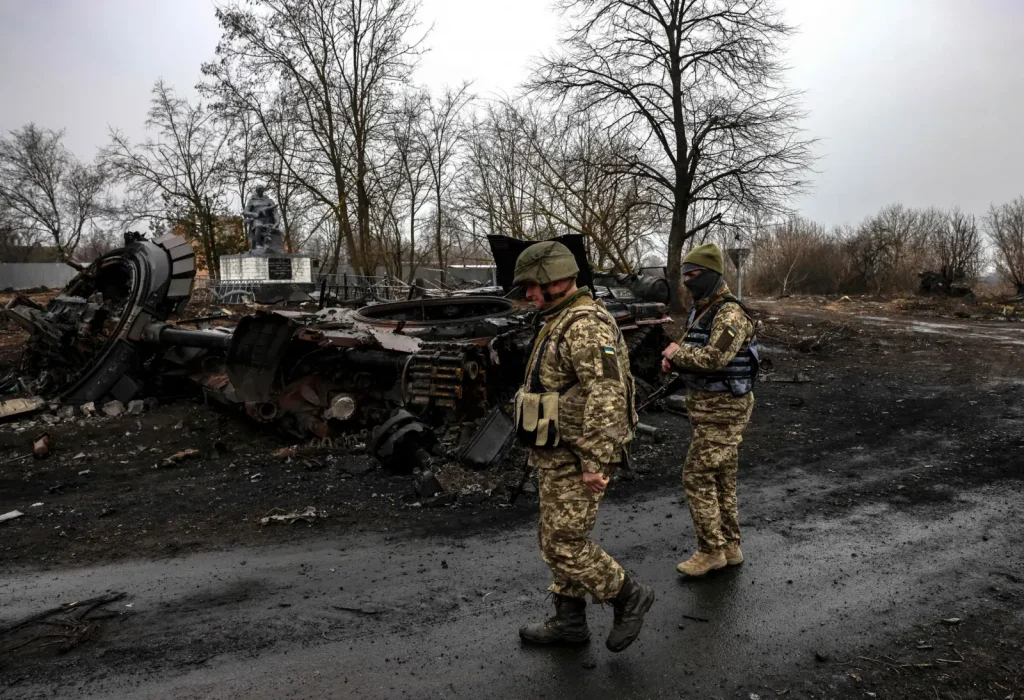 2012317-ukraine-soldiers-destroyed-russian-tank-kyiv