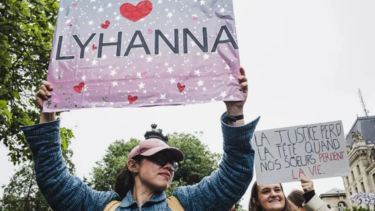 Vrasja e 11 vjeçares trondit Francën  protesta të shumta  kërkohet dorëheqja e ministrit të Drejtësisë Franca është tronditur nga vrasja e 11 vjeçares Lyhanna  trupi i së cilës u gjet javën e kaluar në një fermë rreth 10 kilometra larg qytetit   