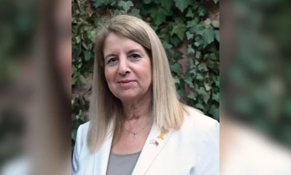 Ambasadorja izraelite në Tiranë pas heqjes së flamurit nga protestuesit  Ky akt turpëron trashëgiminë e popullit shqiptar Ambasadorja e Izraelit në Shqipëri  Galit Peleg  ka reaguar pas incidentit të ndodhur gjatë protestës së mbrëmshme në   