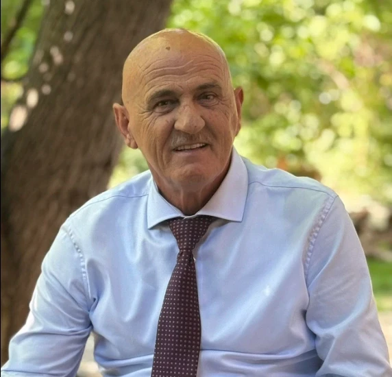 I jepet lamtumira e fundit komandantit Sahit Jasharit në Prekaz Me nderime të larta dhe pjesëmarrje të madhe të familjarëve  bashkëluftëtarëve  qytetarëve   përfaqësues të partive politike  dhe personalitete të jetës publike  sot iu dha lamtumira   