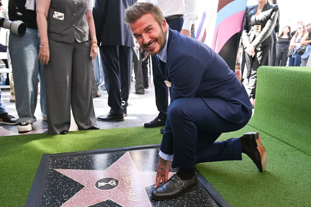 Beckham me yll në  Hall of Fame  gjatë festës së Kupës së Botës Ish kapiteni i Anglisë dhe një nga ikonat më të mëdha të futbollit botëror  David Beckham  u nderua mbrëmë me një yll në  Hall of Fame  në Hollivud  vetëm pak orë përpara se Shtetet   