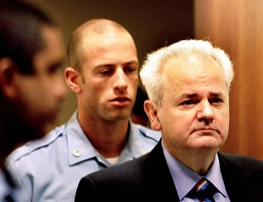 25 vjet nga ekstradimi i ish diktatorit Sllobodan Millosheviq në Hagë Ish presidenti i Serbisë  Sllobodan Millosheviq  i cili njihet edhe si kasapi i Ballkanit  më 28 qershor të vitit 2001  është ekstraduar për në Hagë  pasi më 27 maj të vitit   