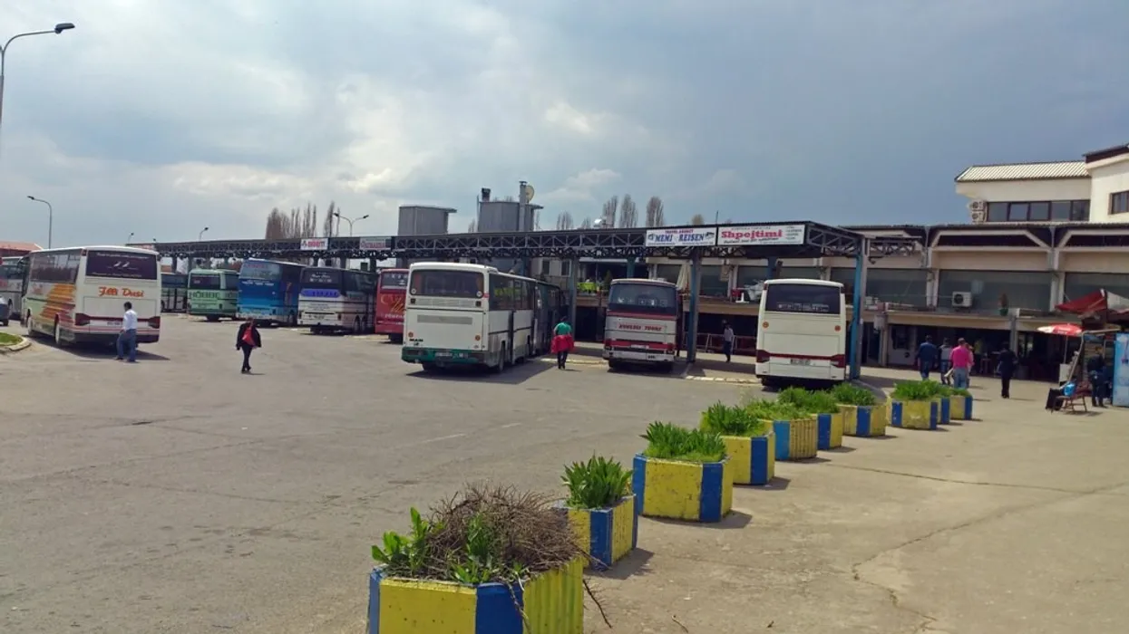 Alarm për mjet shpërthyes në Stacionin e Autobusëve në Prishtinë  evakuohen qytetarët