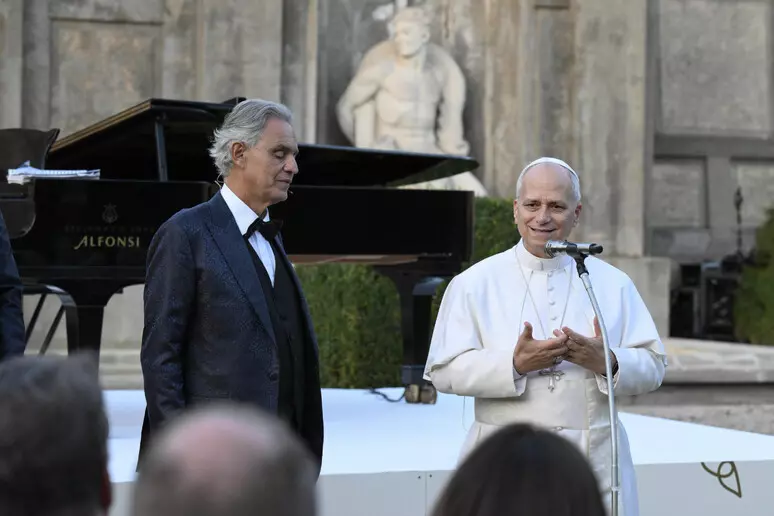 Bocelli do të këndojë për Papën më 29 korrik në Castel Gandolfo Një moment i ri muzikor për Papën pas koncertit të ofruar të shtunën e kaluar nga Dioqeza e Albanos  Këtë herë  Maestro Andrea Bocelli do të performojë  më 29 korrik në Borgo Laudato   