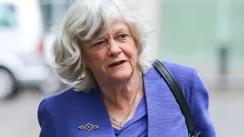 Ann Widdecombe u godit në kokë 21 herë me çekiç  thonë prokurorët Ann Widdecombe u godit në kokë me çekiç 21 herë në shtëpinë e saj ndërsa po hante drekë në një sulm që u filmua në kamera  thanë prokurorët në Gjykatën e Magjistraturës në   