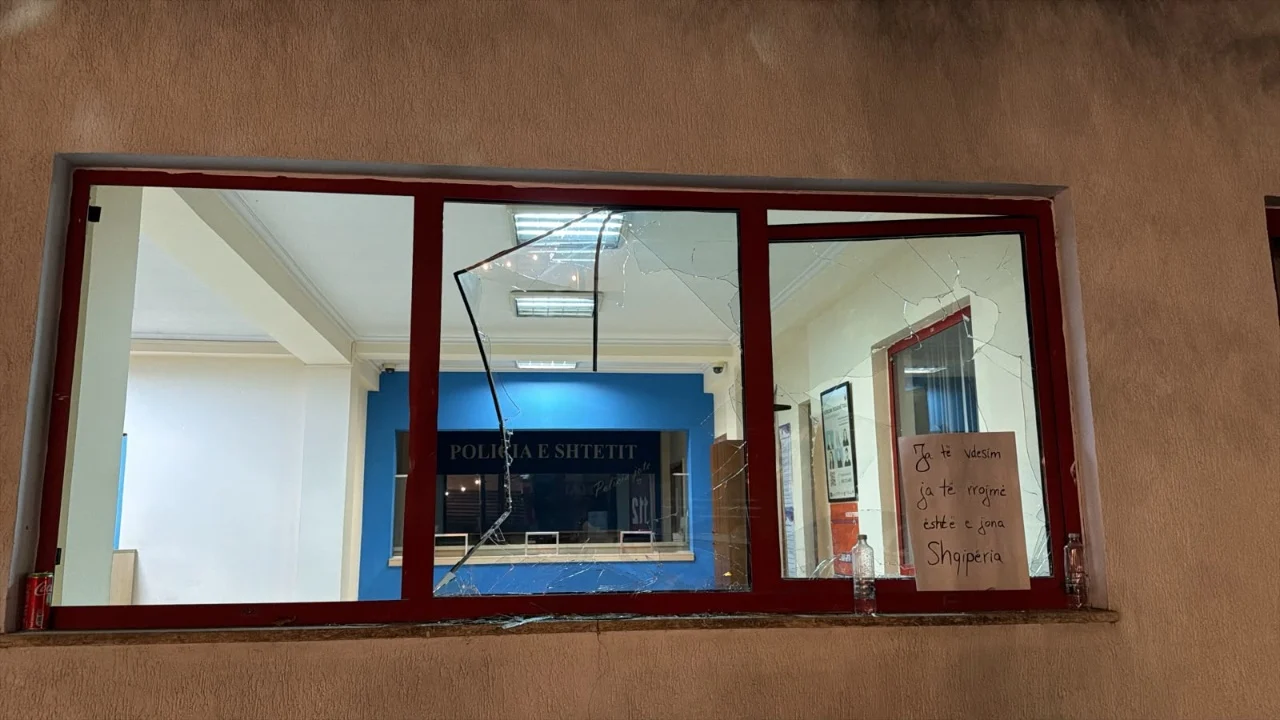 Protestuesit thyejnë xhamat e komisariatit në Tiranë  plagoset një policë Situata është tensionuar mbrëmë përpara Komisariatit nr  3 në Tiranë  ku po mbahen disa nga protestuesit e arrestuar pas incidenteve të dhunshme Një grup protestuesish   