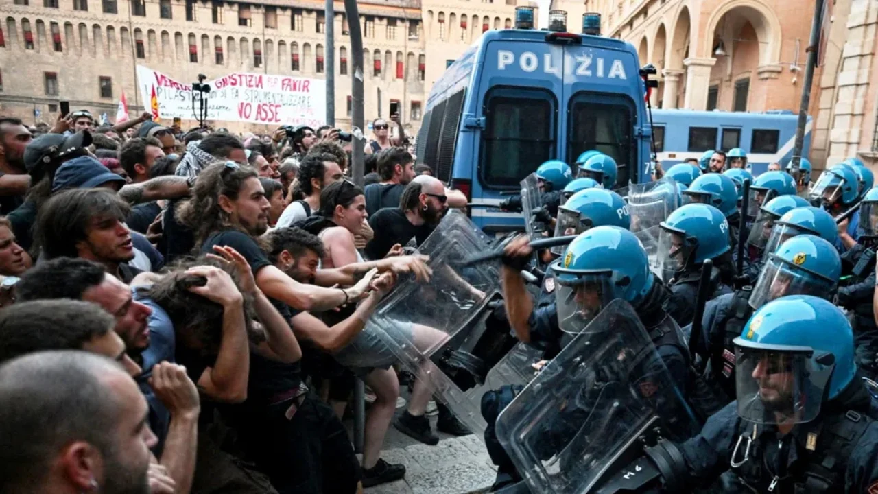 Vdes në duart e policisë italiane gjatë arrestimit një maroken  shpërthejnë protestat  dhjetëra policë të plagosur Vdes në duart e policisë italiane gjatë arrestimit një maroken  shpërthejnë protestat  dhjetëra policë të plagosurDhjetëra policë   
