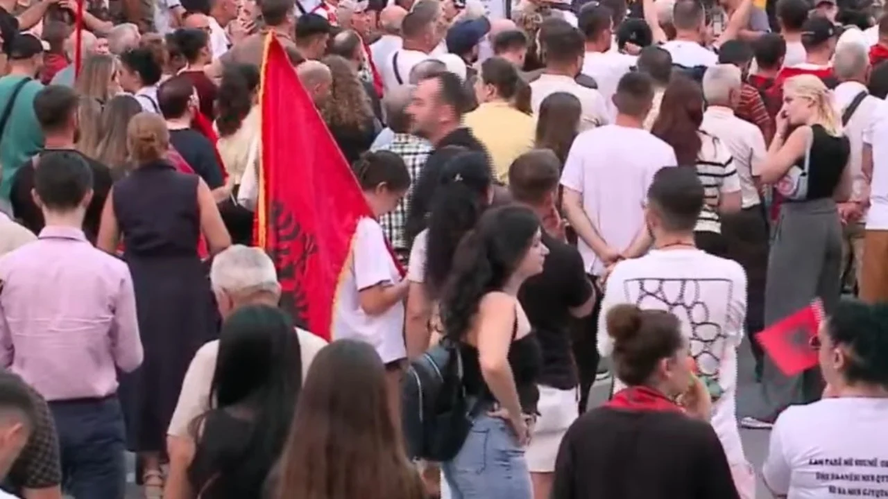 Dita e 32 të e protestës në Tiranë  Policia tejkaloi kompetencat Po mbahet në Tiranë dita e 32 të e protestës së qytetarëve Ashtu si çdo ditë  protestuesit janë mbledhur në sheshin  Skënderbej  e më pas kanë nisur marshimin drejt Kryeministrisë    