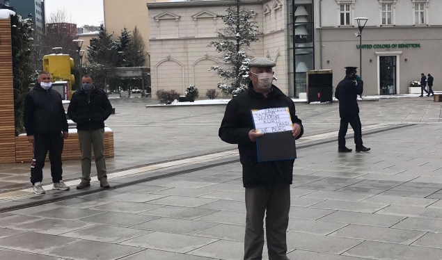 A citizen protests in front of the Assembly