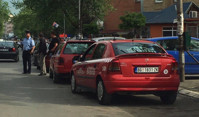 Taxis in the north against the Kosovo measures, the police just a spectator