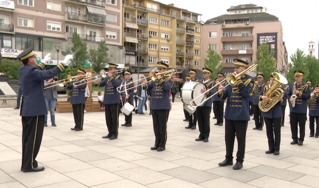 The KSF orchestra parades in the squares of Pristina