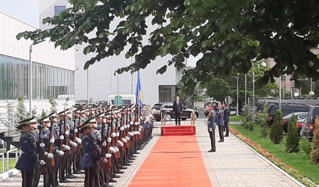 Hoti arrives at the Government building and is received by the Secretary