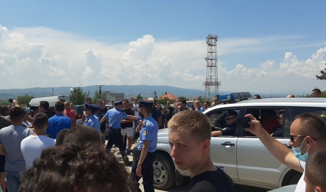 Serbs provoked the police, two of them are escorted to the police station