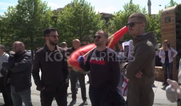 Citizens begin to gather in front of the Assembly