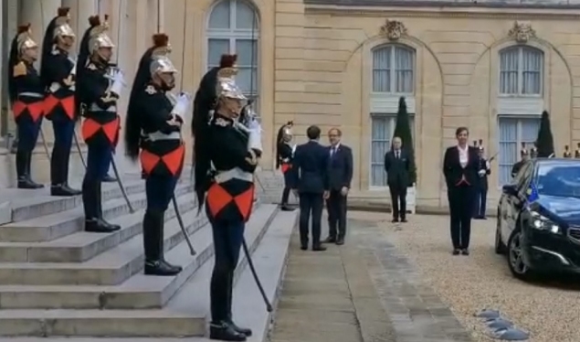 Hoti publishes a video on Twitter from Macron’s reception