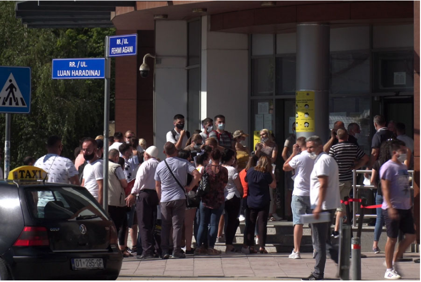 Crowd in front of the Civil Registration Agency, the Police intervenes