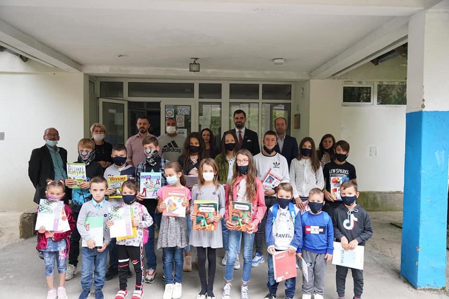 Free distribution of textbooks for Albanian students in the Presevo Valley begins