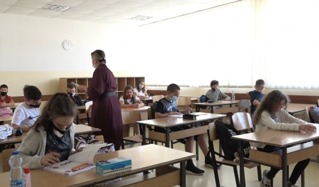 Students return to schools with masks and distance in Prishtina