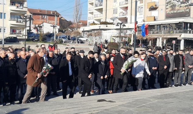 Homages are paid to the statue of the legendary commander Adem Jashari