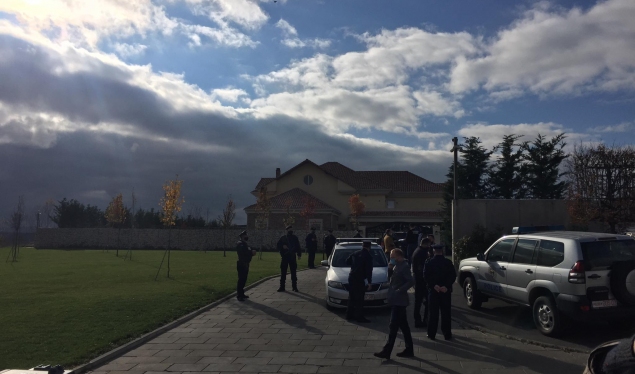 PDK MP at Thaçi’s house where it is being raided by EULEX