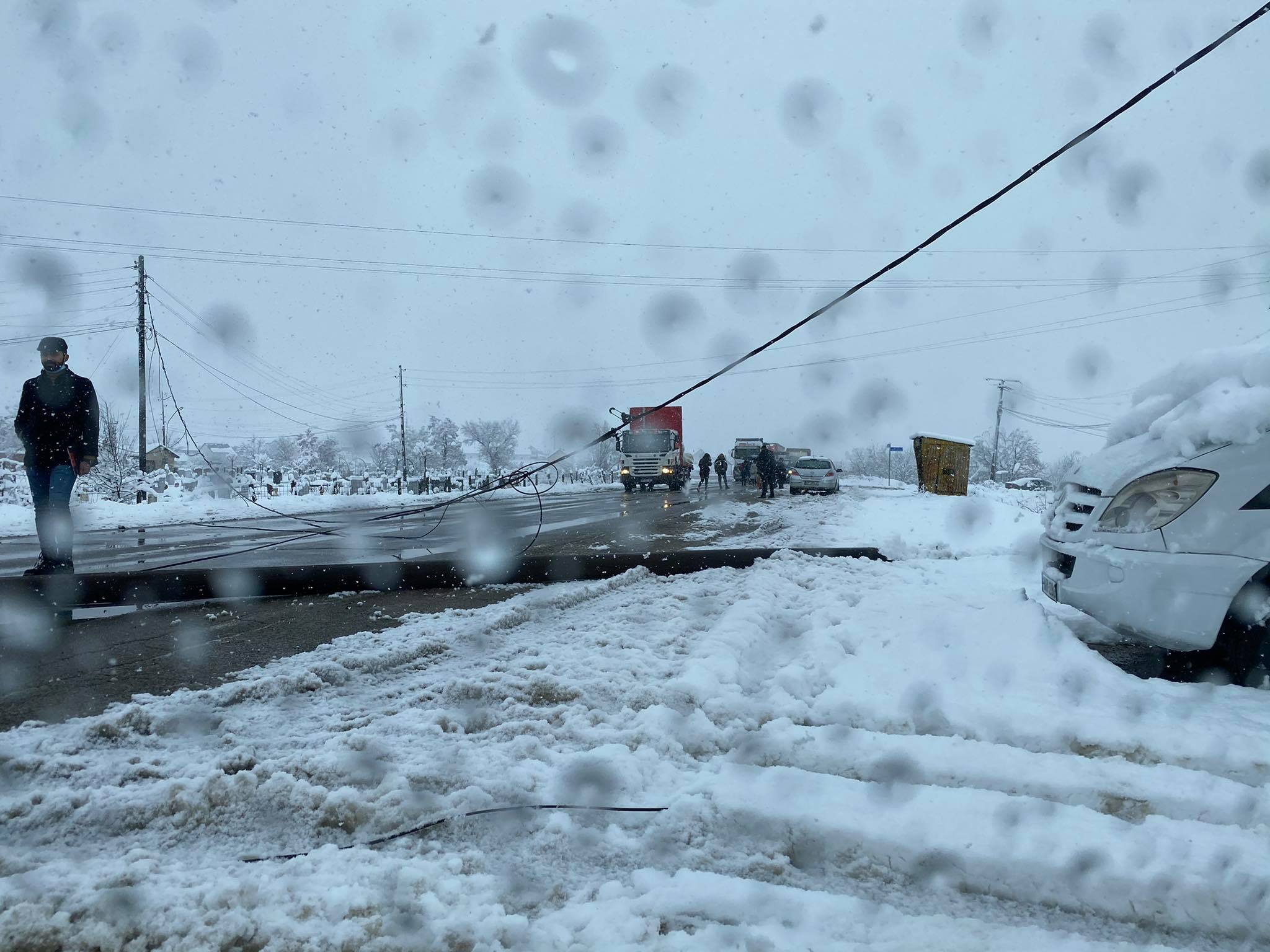 An electric pole collapses, traffic jam on the Prishtina-Mitrovica highway