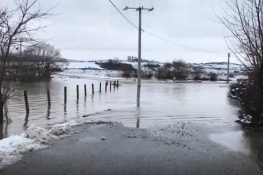 Houses and business premises under water, the bridge on “Martiret e Dritanit” street in Drenas collapses