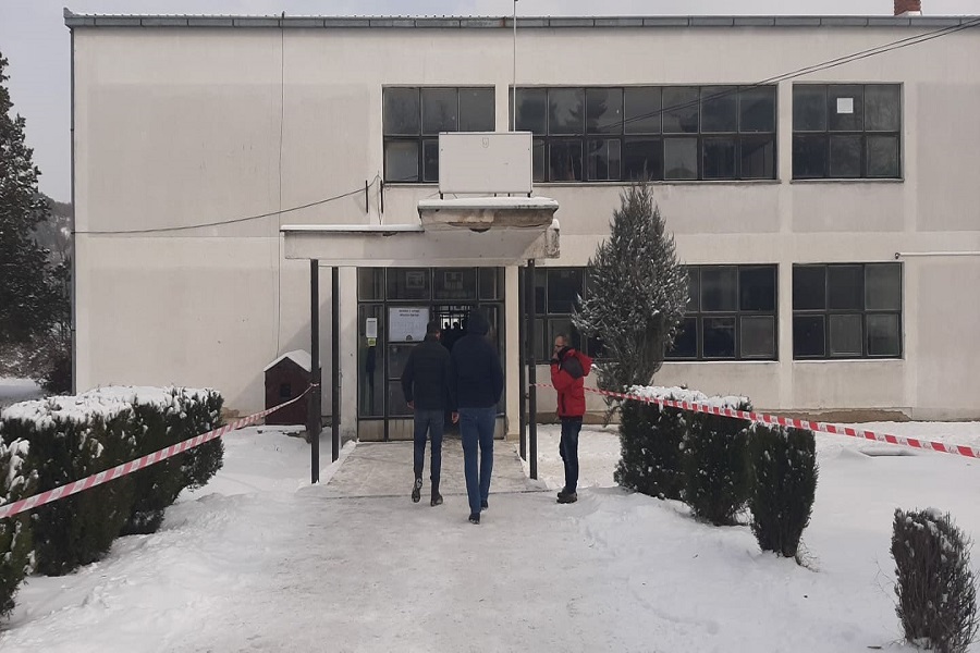 Due to snowfall, the polling station in Lisock, Kamenica did not open on time