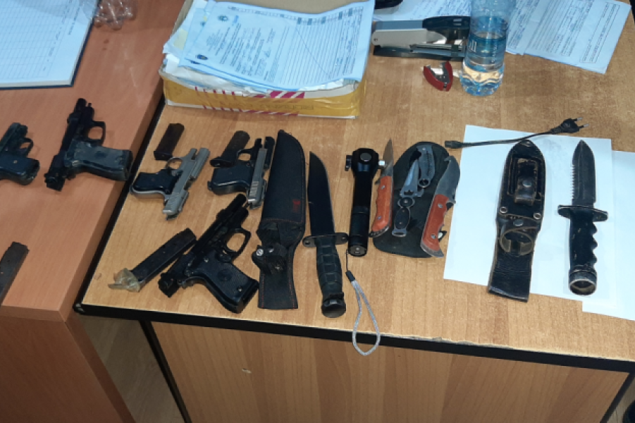 Weapons and knives are confiscated in the house of a man from Ferizaj who threatened his wife and children with a gun
