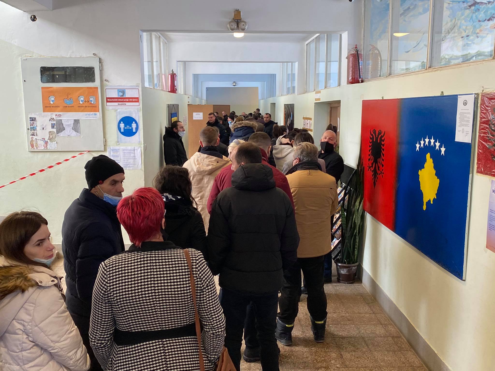 There is no distance at the polling station in Gllamnik either