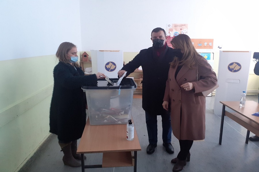 The mayor of Obiliq, Xhafer Gashi votes