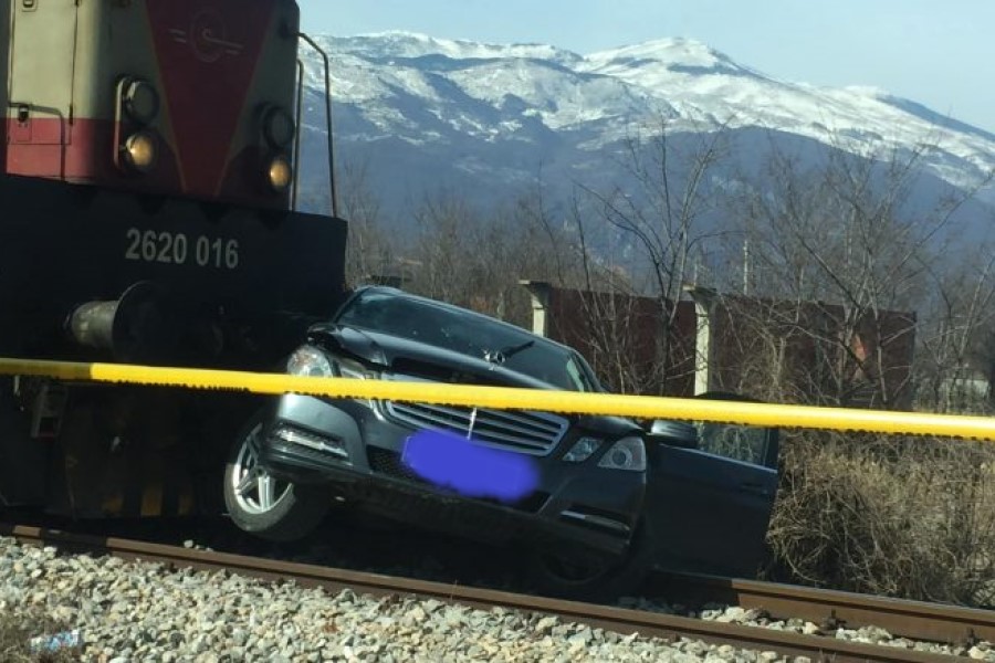 The train hits a car in Ferizaj