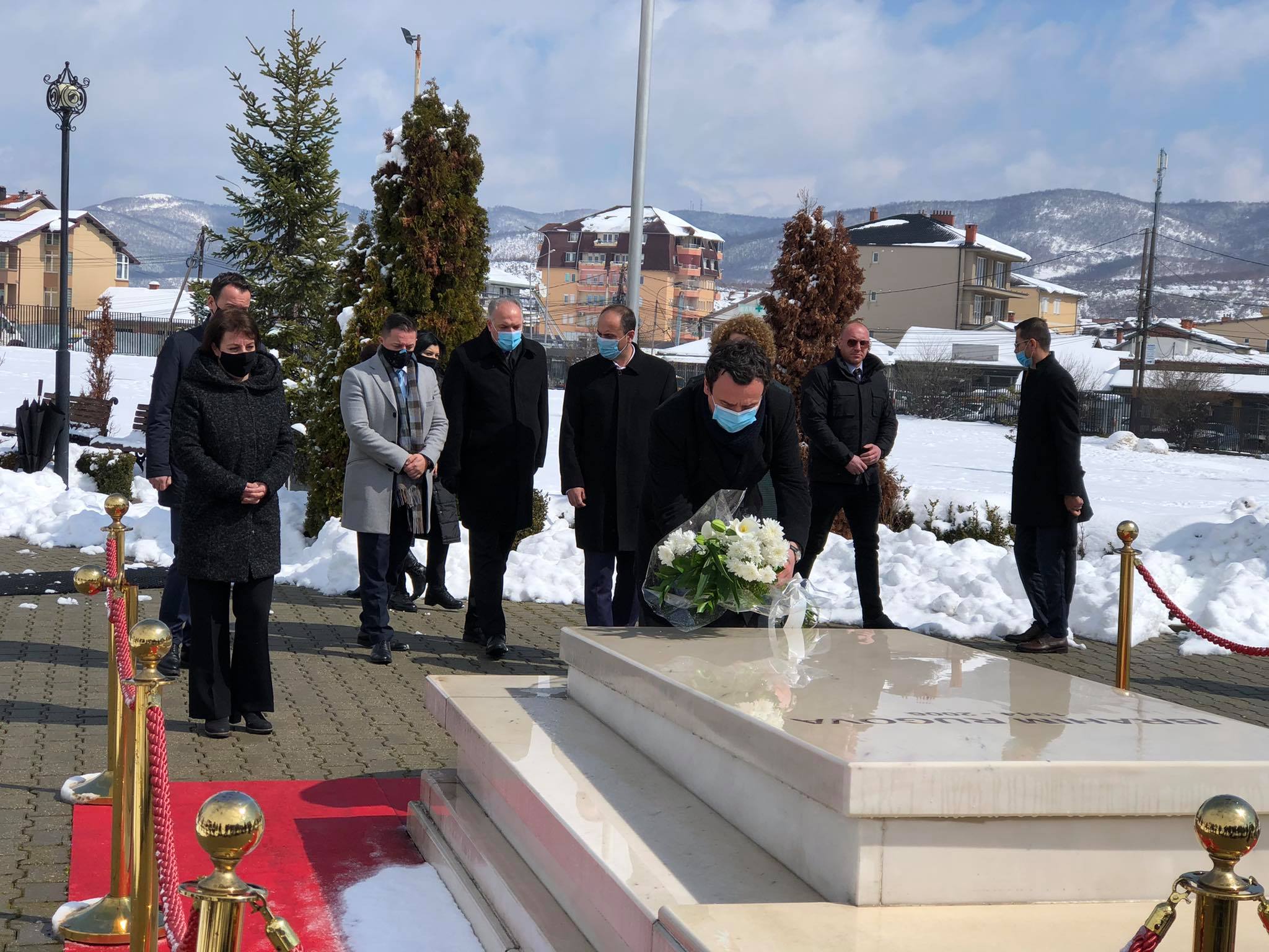 ​Kurti pays homage at the Rugova grave: In this way we commemorate and respect the contribution of all