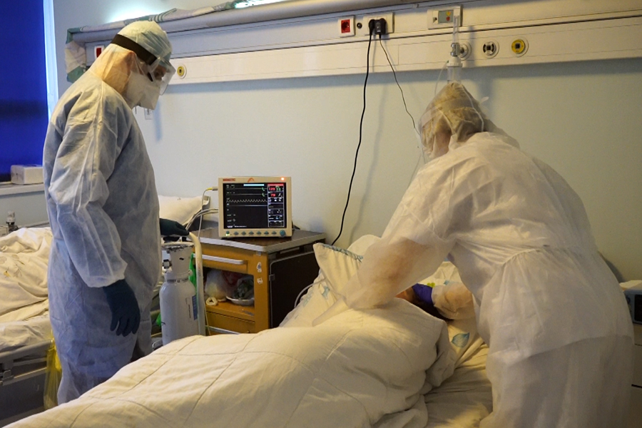 14 deaths and 923 new cases of COVID-19