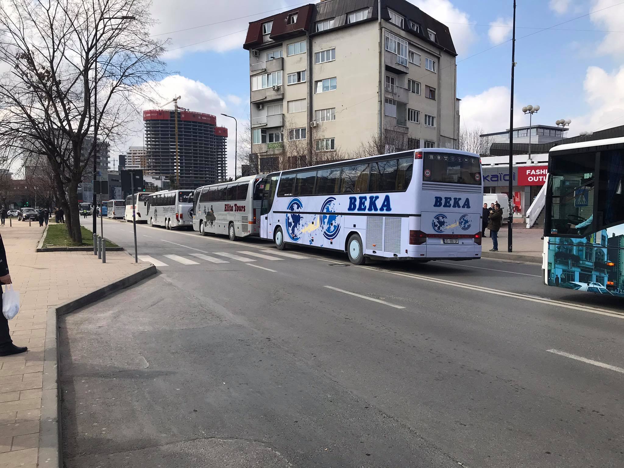 Buses “block” the Government of Kosovo