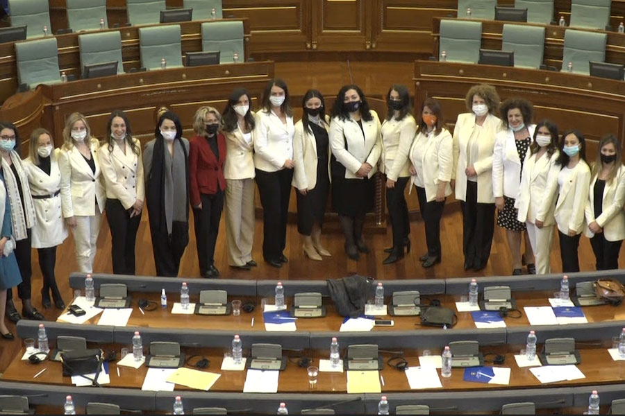 The female MPs of Vetëvendosje and the “Guxo” list are dressed in white