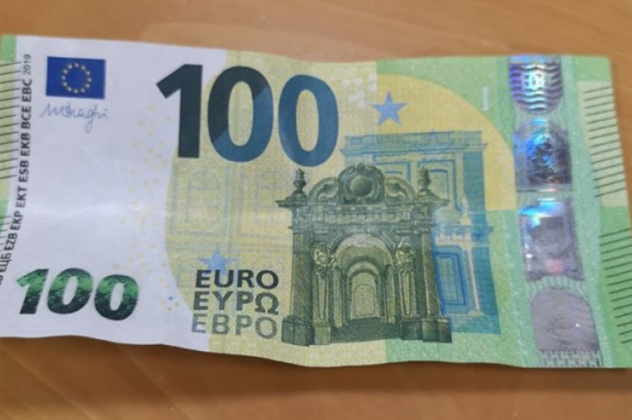 A person tried to buy things in a market in Prizren with 100 counterfeit euros