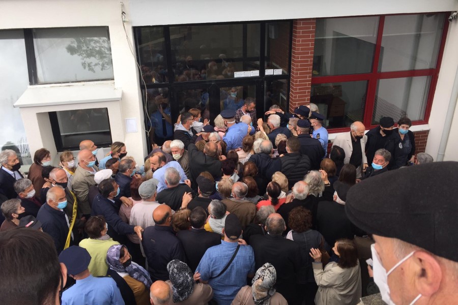 The vaccination resumes, crowd in front of the “October 1” hall