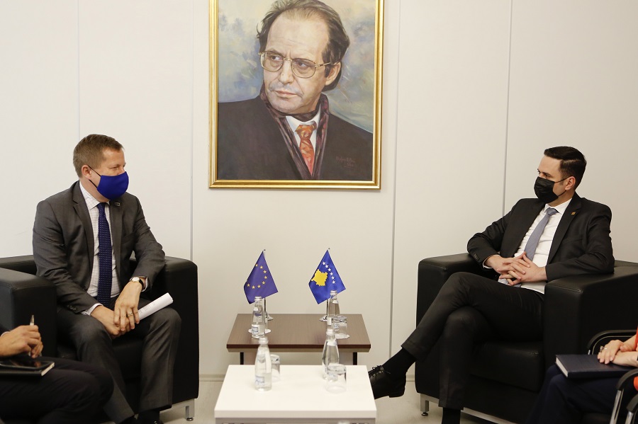 Abdixhiku meets with Szunyog: The dialogue should end with a mutual recognition