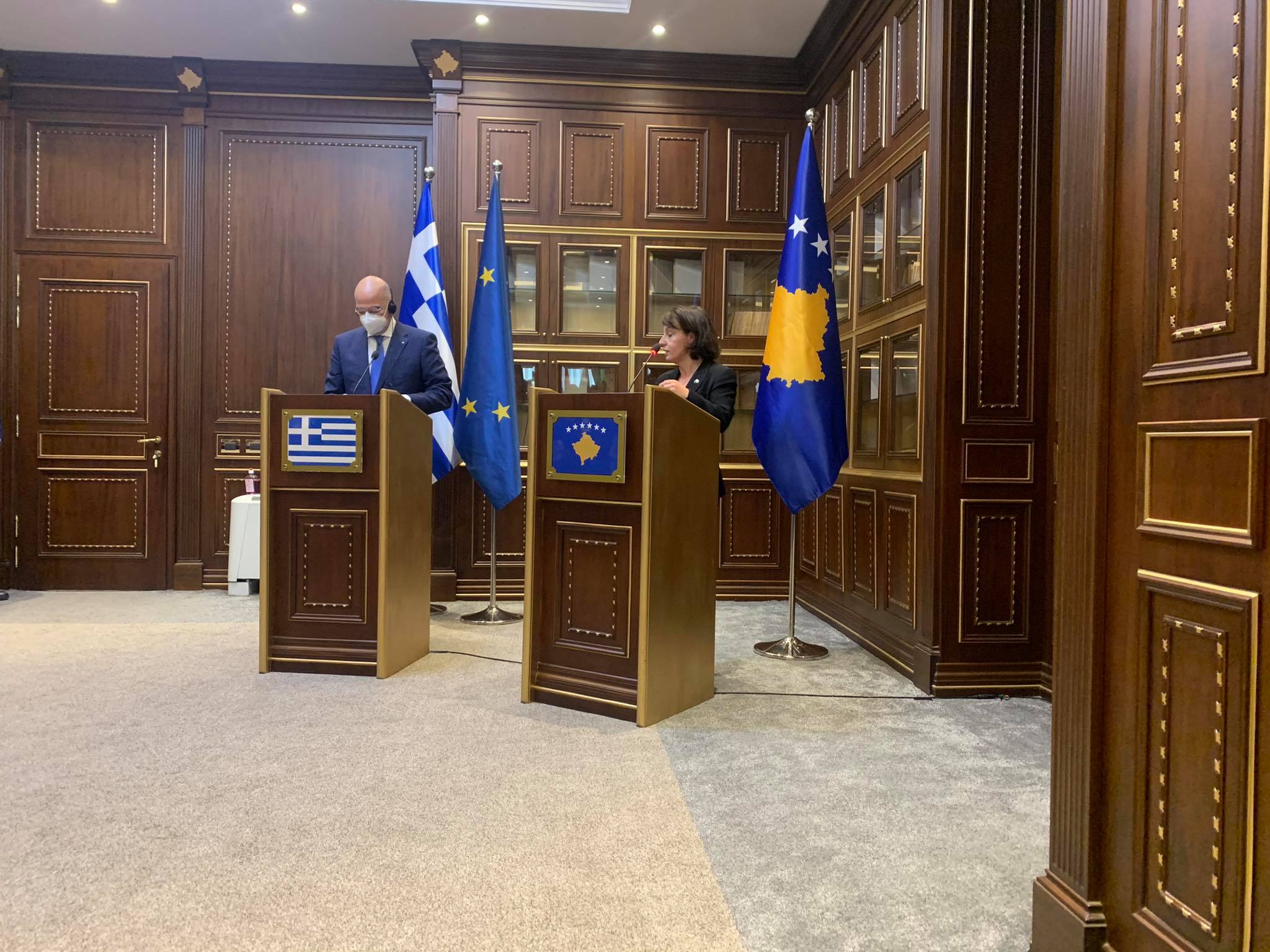 Dendias: Greece supports the resumption of dialogue between Kosovo and Serbia