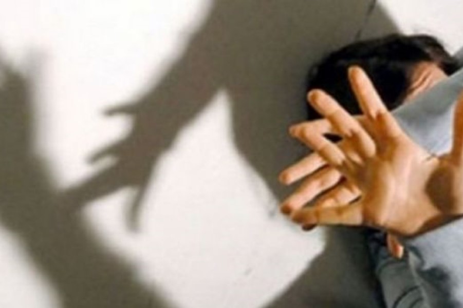 A juvenile beats his mother and 11-year-old sister in Fushe Kosova