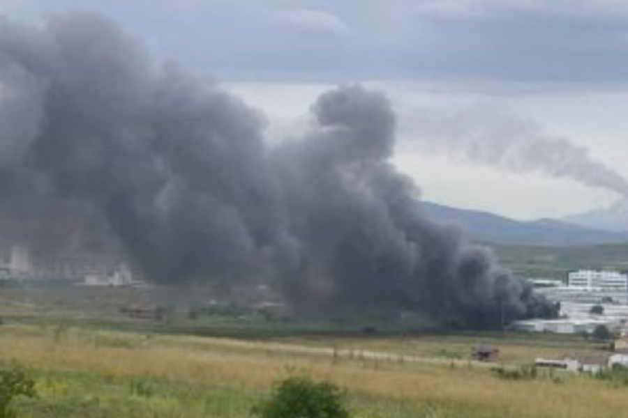 Fire in four warehouses, two people have been injured